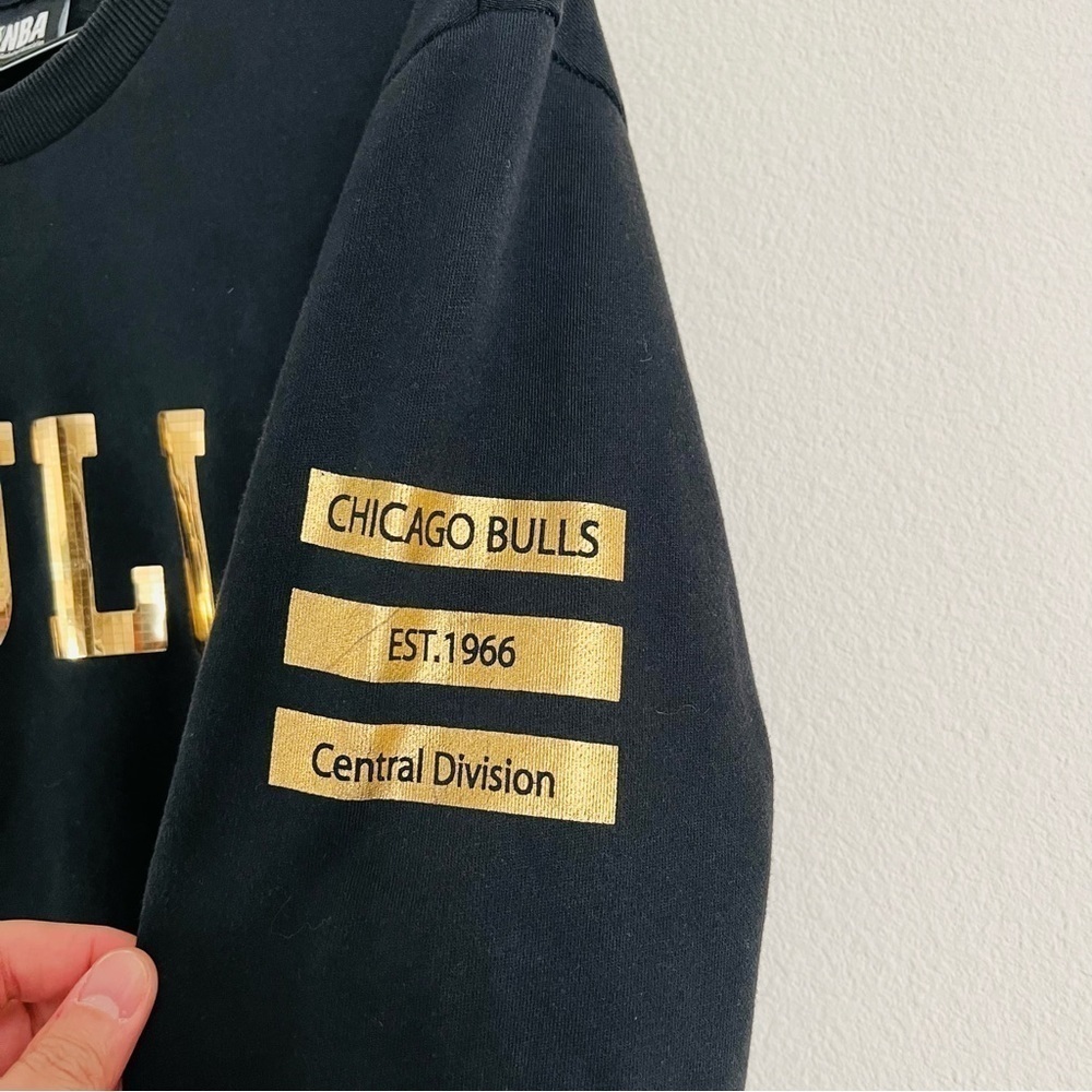 NBA Men's Black/Gold Chicago Bulls Sweater Size Large - Picture 4 of 8